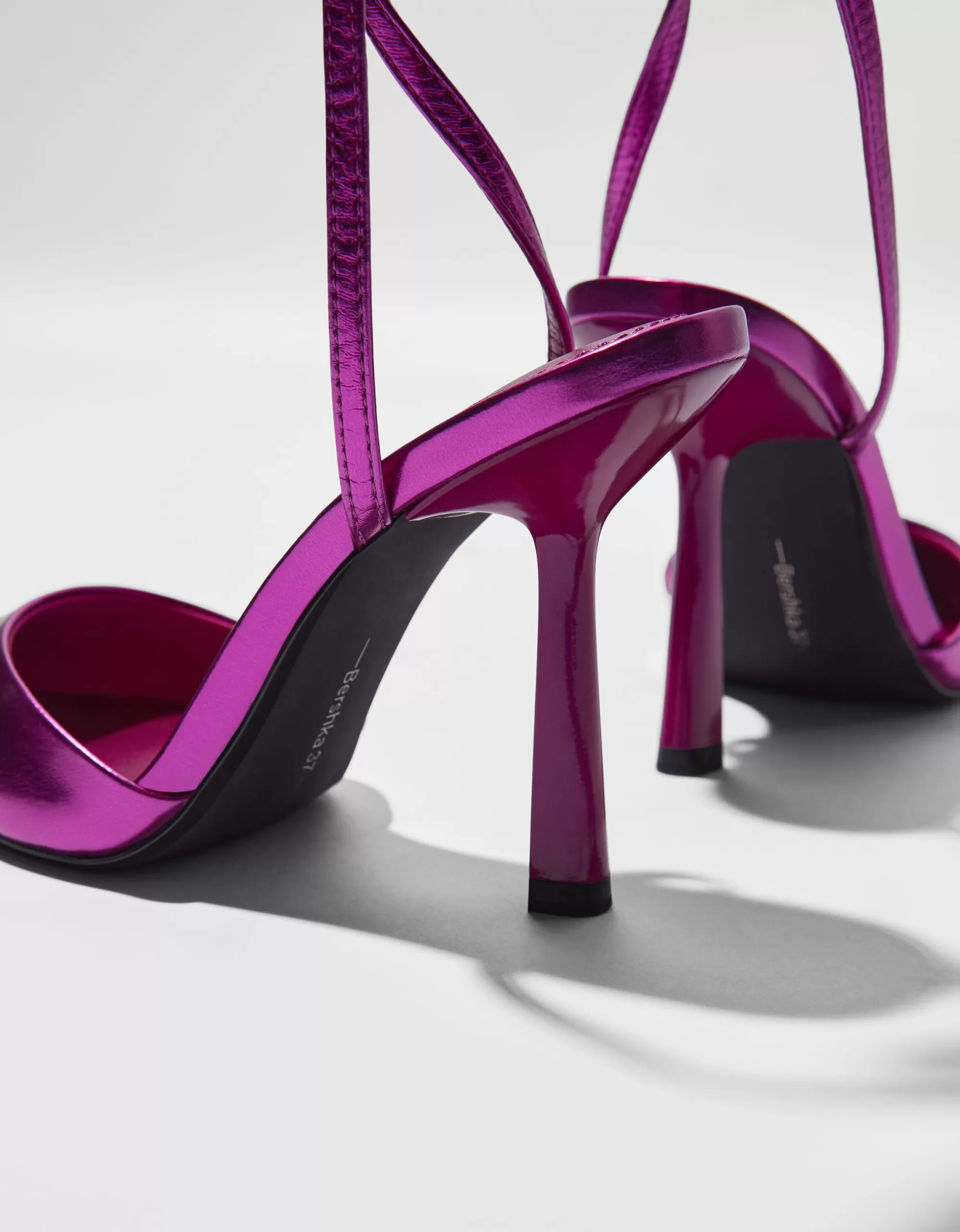 MUJER BERSHKA Zapato tacón destalonado metalizado